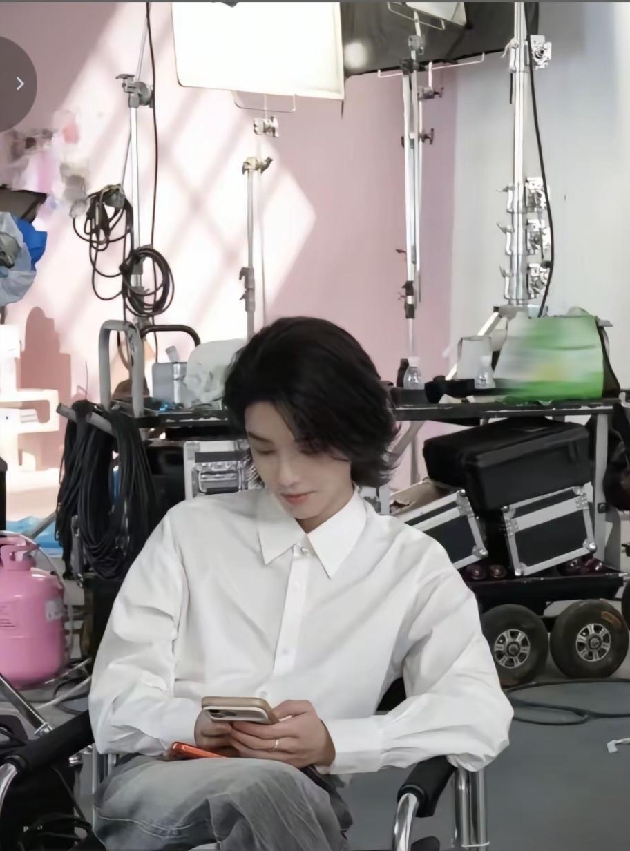 华晨宇的抚仙湖演唱会被叫停了。
其实这个演唱会被叫停的原因绝对不是有些人说的那个