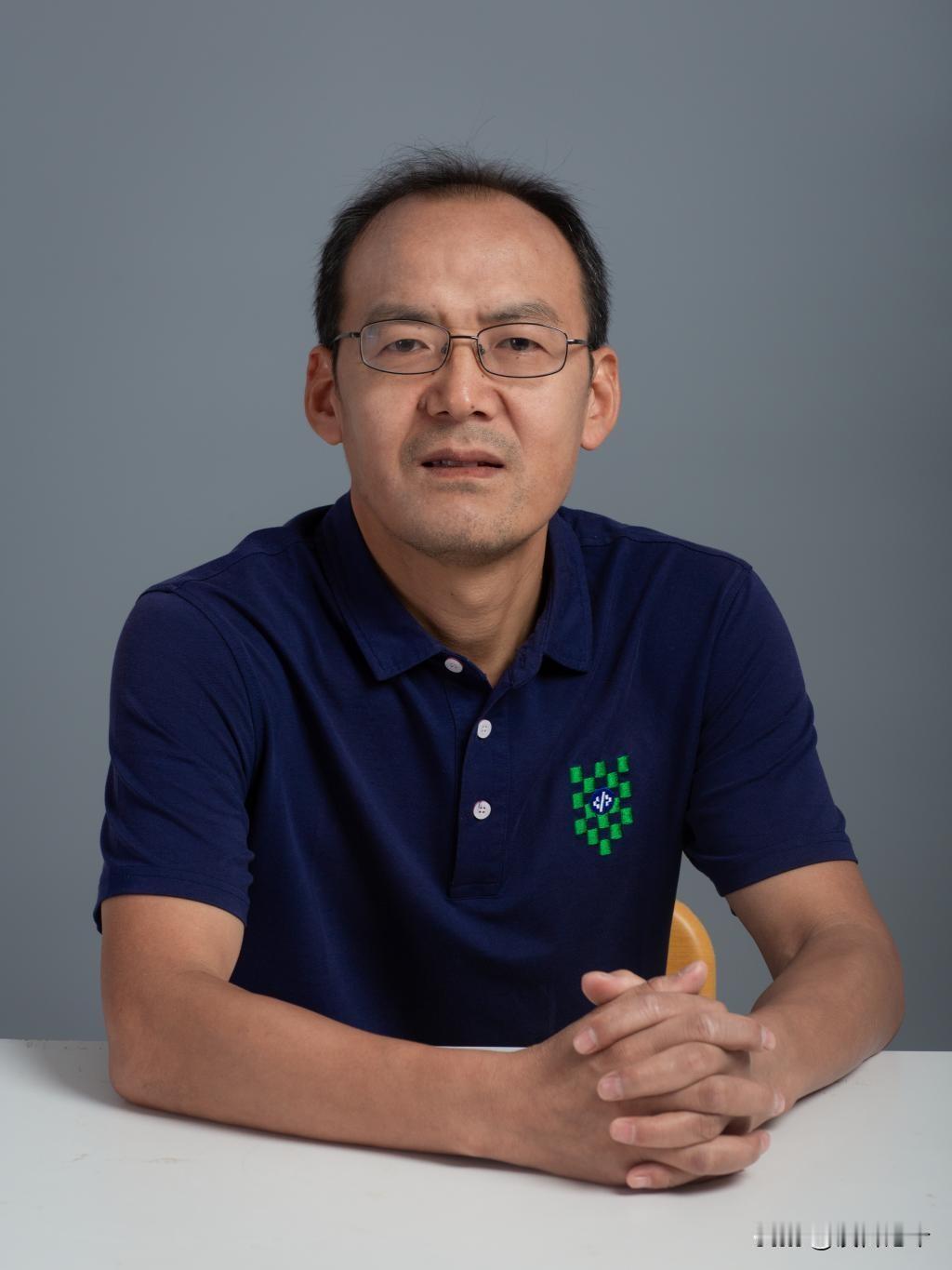 副教授王亚刚，安安静静搞了三十年计算机。回头身后已站着200多个他亲手带出来的兵