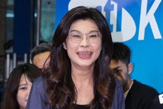 谁能想到？一场南京的晚宴，竟把“岛内政客”的遮羞布撕得粉碎。郑丽文顶着“五年刑期