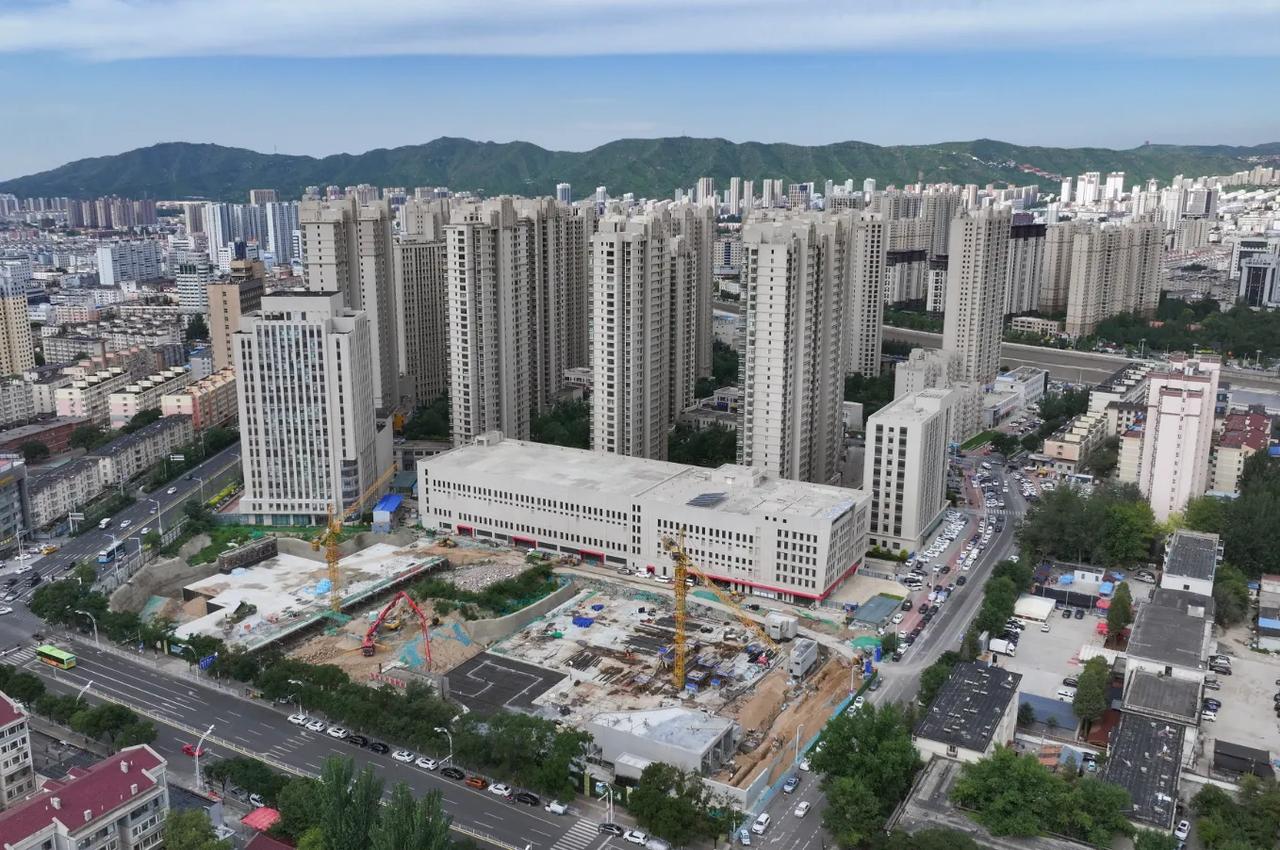 【张家口新五一广场地下车库主体完工】近日，张家口市城市更新重点项目——新五一广场