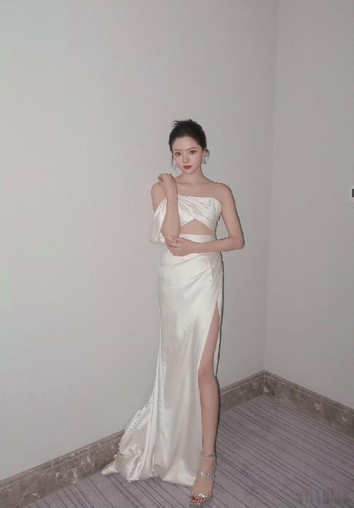任敏的穿搭对比，第一套略显平淡，第二套则更显气质，时尚感与个人魅力尽显其中。 ​