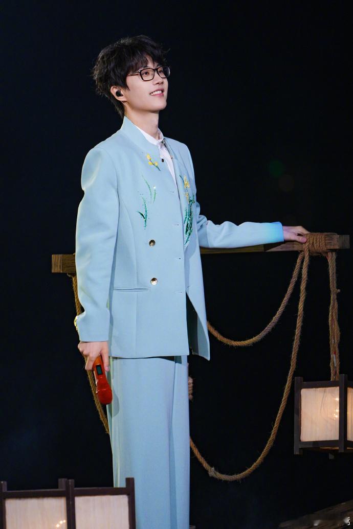 许嵩回应爱走了心走了谁懂这份感动，成都演唱会许嵩回应爱走了心走了，轻声一句没关系