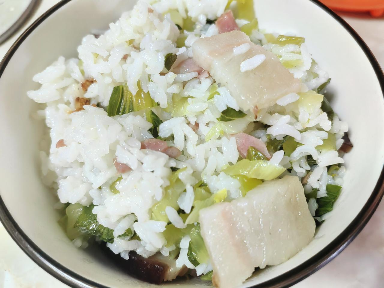 午餐。菜肉咸饭。