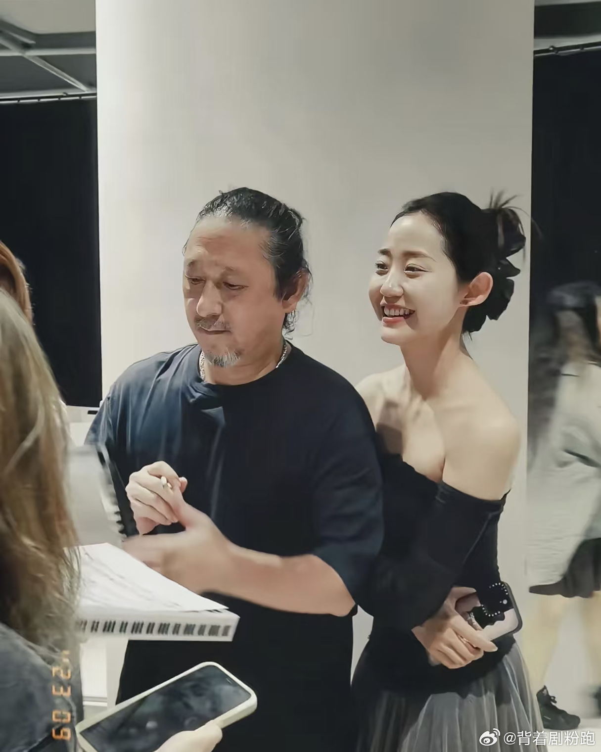 浪姐禁止虐待五旬老人万千慧和三宝老师感情真的很好啊～乘风直播都一直陪着坐在旁边，