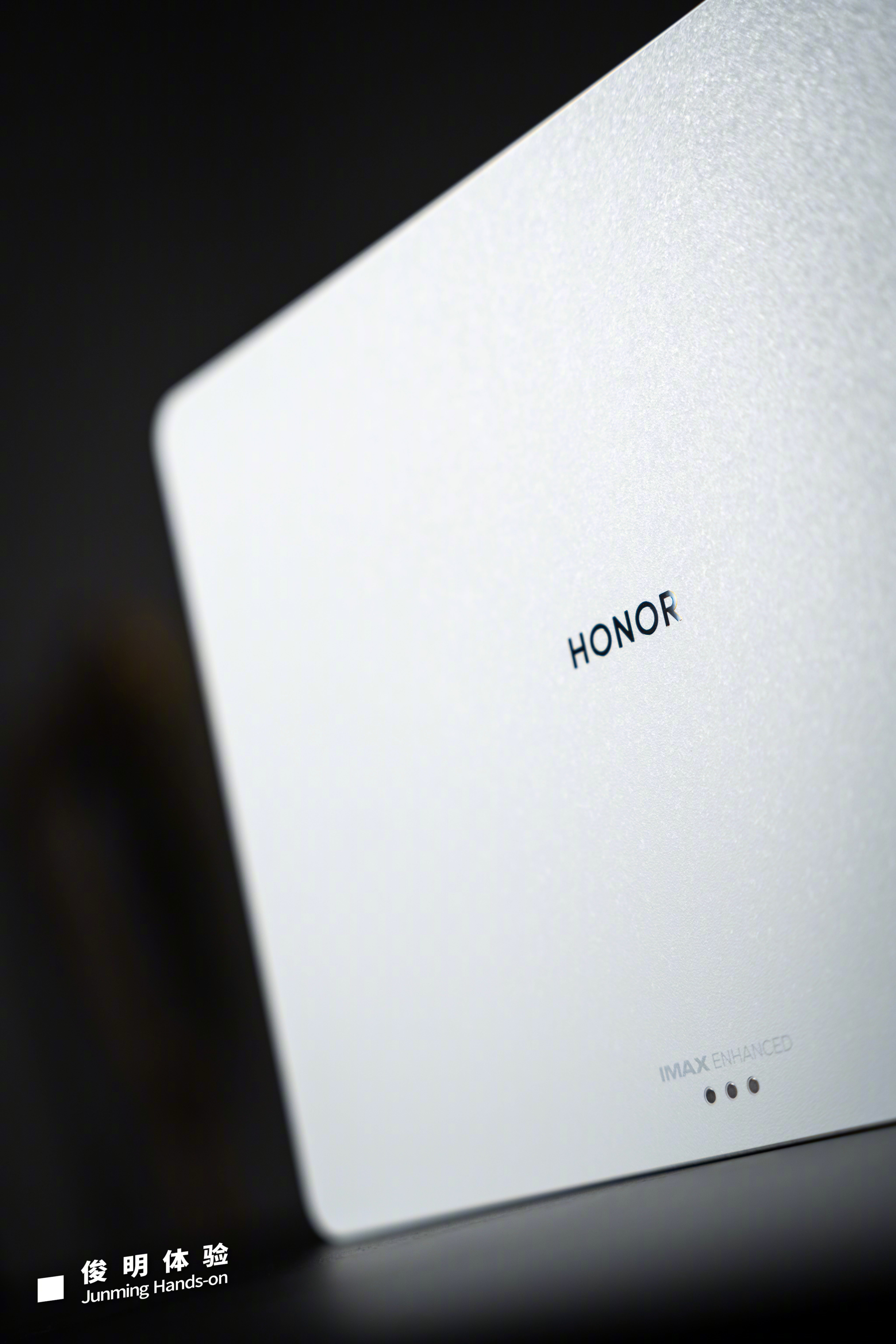 在平板的世界里，总有人在突破屏幕的边界。荣耀MagicPad 3 Pro，就是那