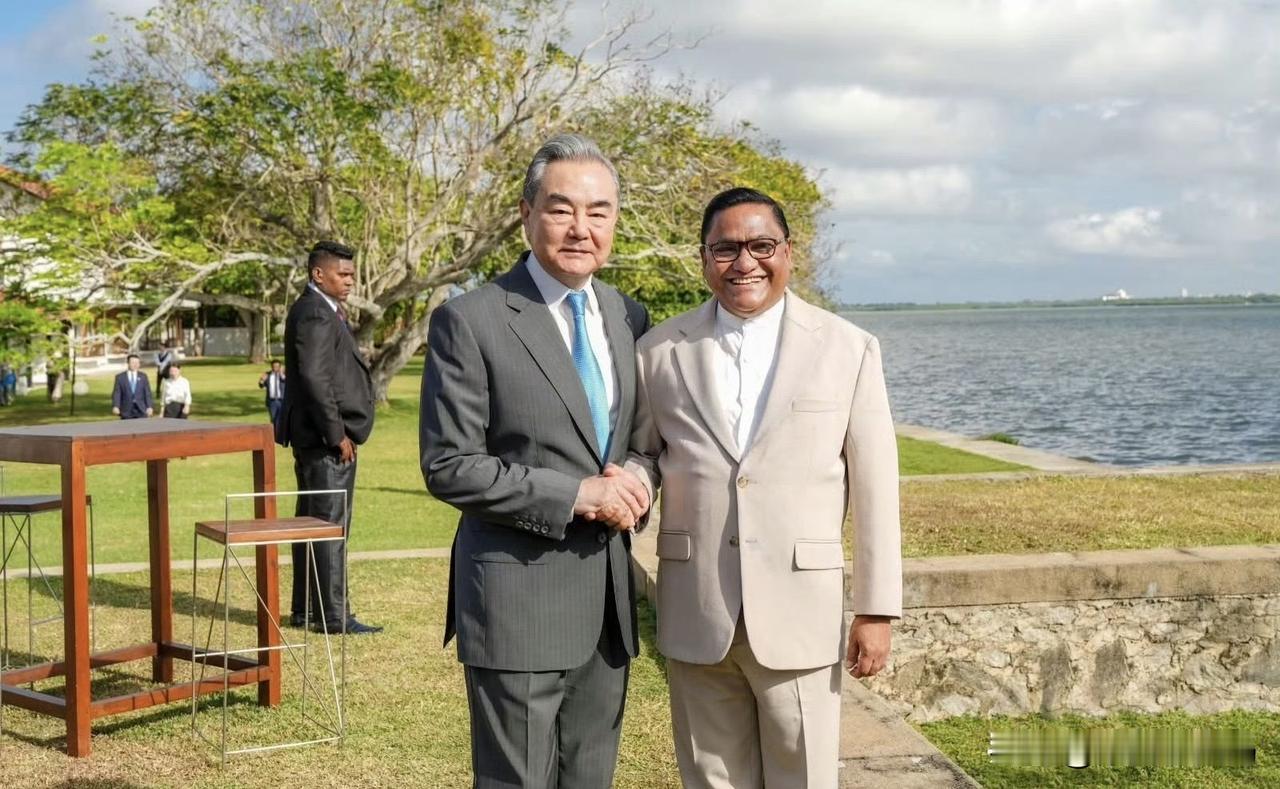 王毅外长到访斯里兰卡。
1月12日科伦坡，王毅外长同斯里兰卡外长维吉塔·赫拉特会