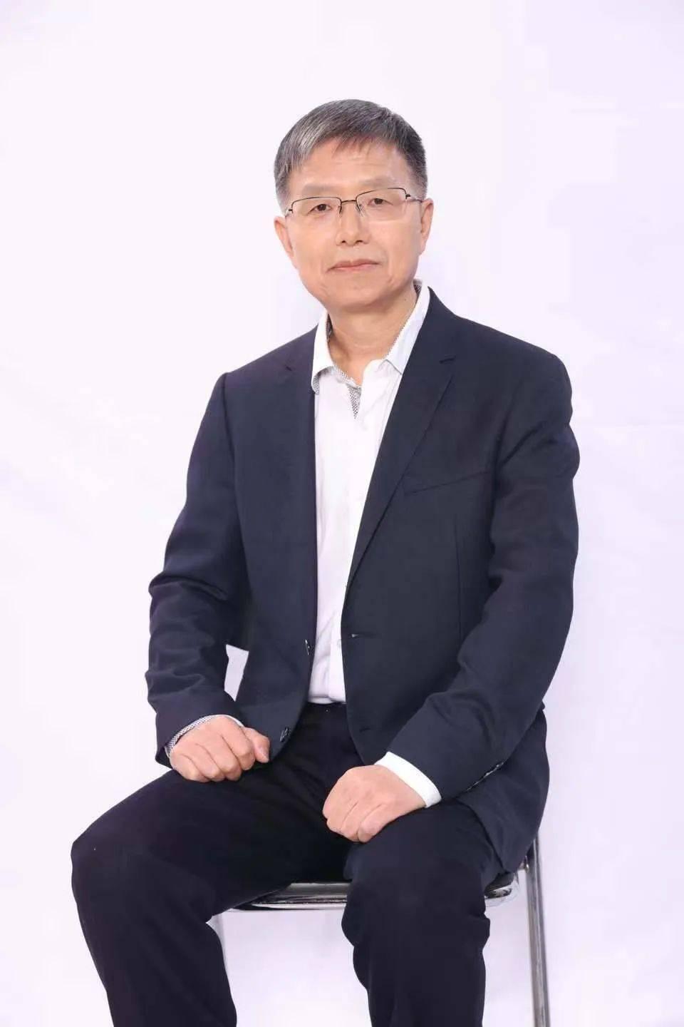 五十多岁的北大教授胡泳，在长达三年的时间里，被八十五岁重度失智的母亲拽入了尿布与
