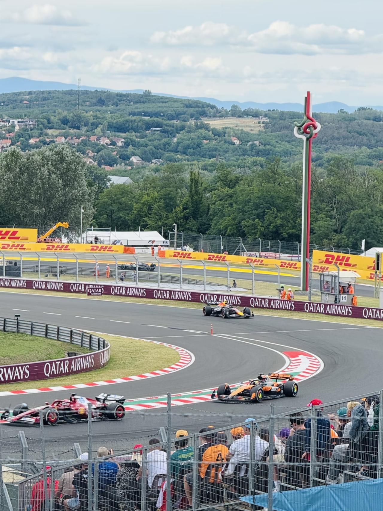 F1匈牙利亨格罗林赛道素有“超车地狱”称号，是全年超车次数倒数的低速赛道。赛道全