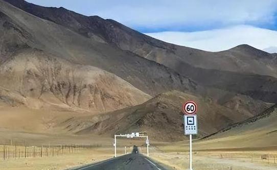 1963 年我国和巴基斯坦签订界约，锡亚琴山脉15 座山峰为两国共有。但是198