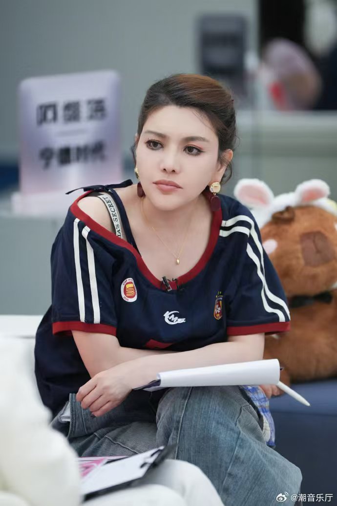 浪姐 女导演 欣赏每一季的精彩就好，姐姐们来自不同领域，风格各异，却都为舞台倾尽