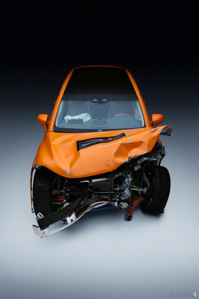 跨越140年的热爱140年前，卡尔·本茨在一间简陋的小工坊里，拧紧了最后一颗螺丝