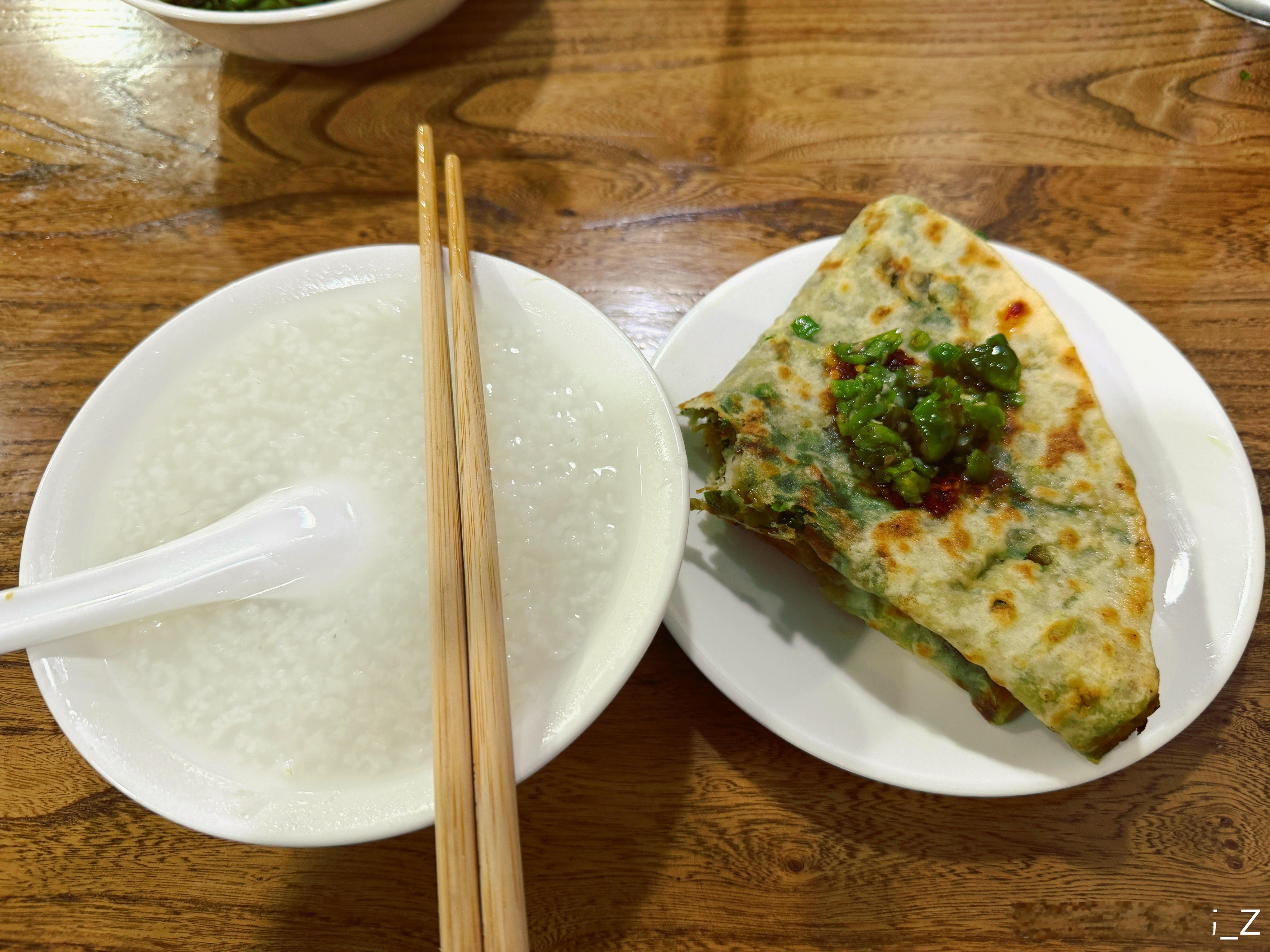 今早出门，雨倒是没下，可这天气，闷得像一口倒扣的大蒸笼，不见半丝风。头顶上的乌云
