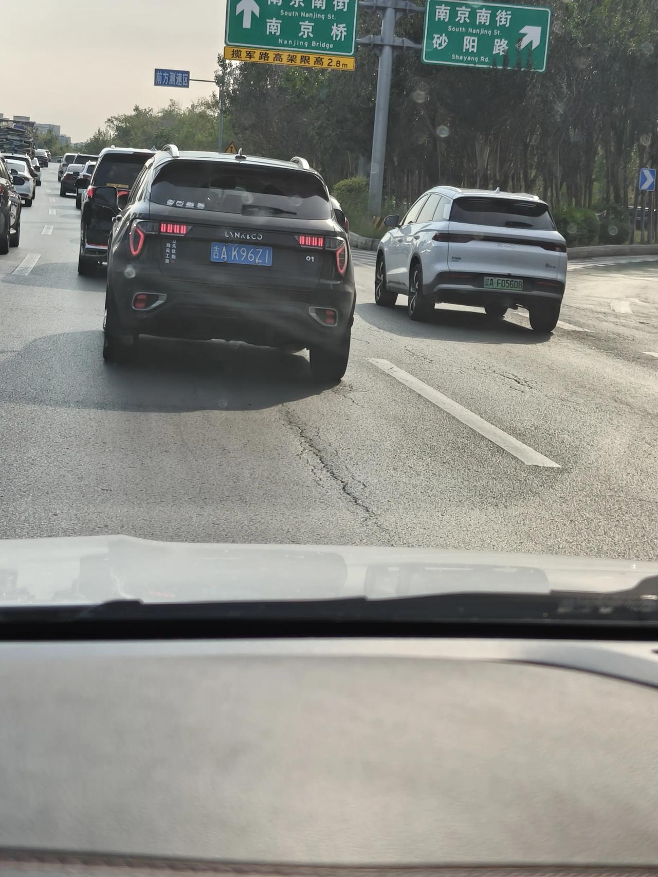 请说出一部老电影，证明你不再年轻《南征北战》。这部电影真的不错。我小时候特别喜欢
