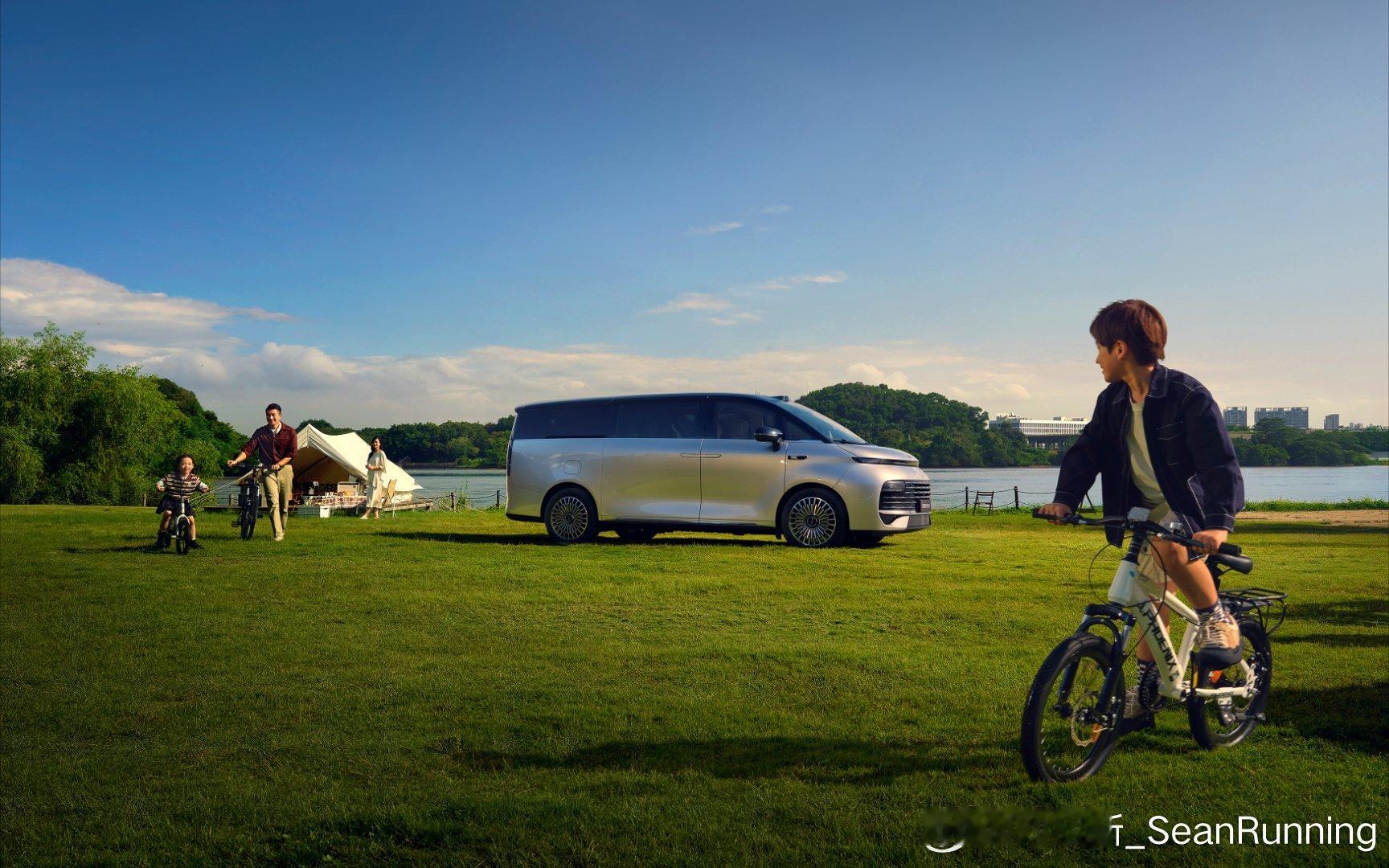 号称“全能满配”的旗舰MPV，吉利银河V900直接瞄准家庭出行痛点！从宽敞空间到