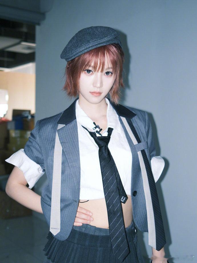 黄灿灿说忍不住哭的才牛黄灿灿好可爱，本来说好自己能忍住，没想到站上舞台还是忍不住