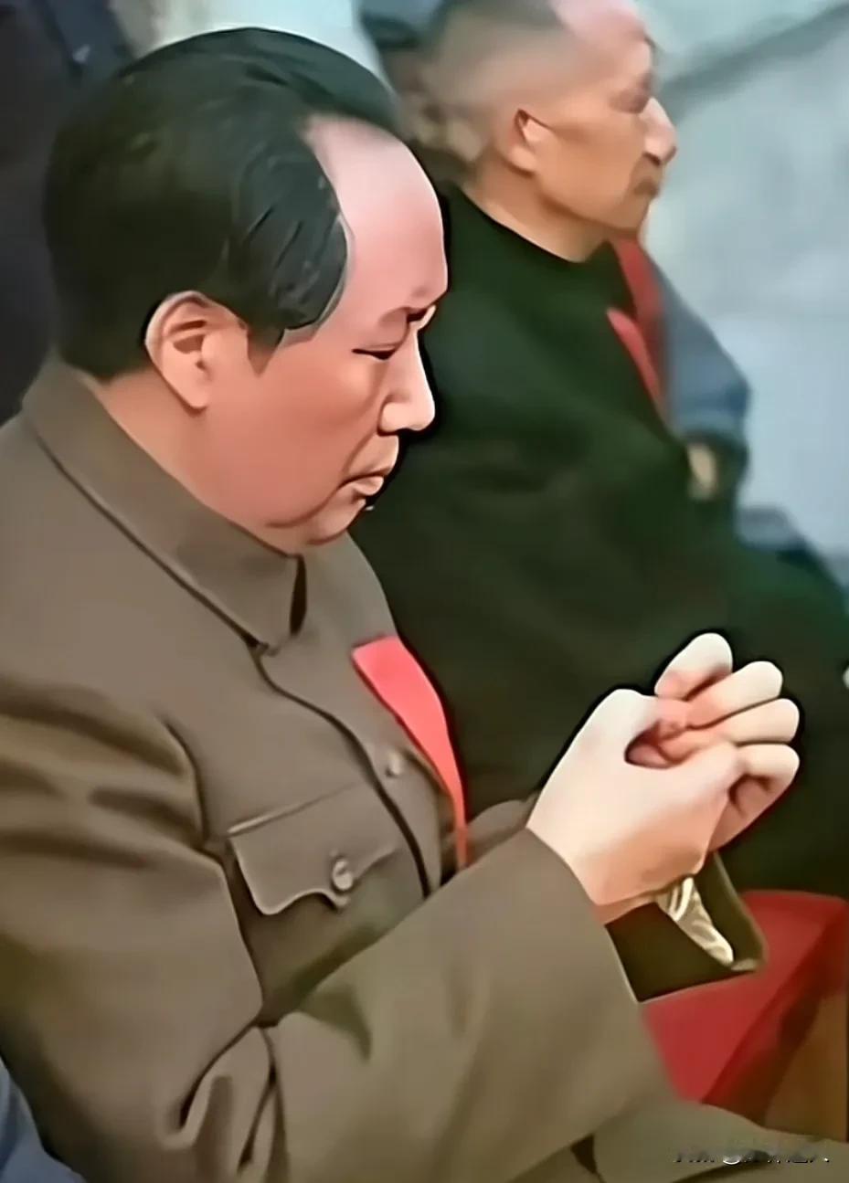 在开国大典上，面对蒋匪高调宣称“轰炸北京天安门”的消息，毛主席在等待开幕典礼的间