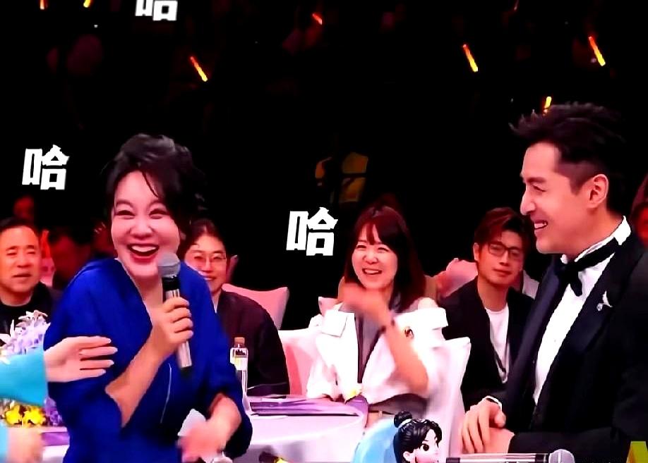 当蓝羽把话筒递过去时，她笑着点了名“老胡”，台下的人也笑出了声。
她说，今年的舞