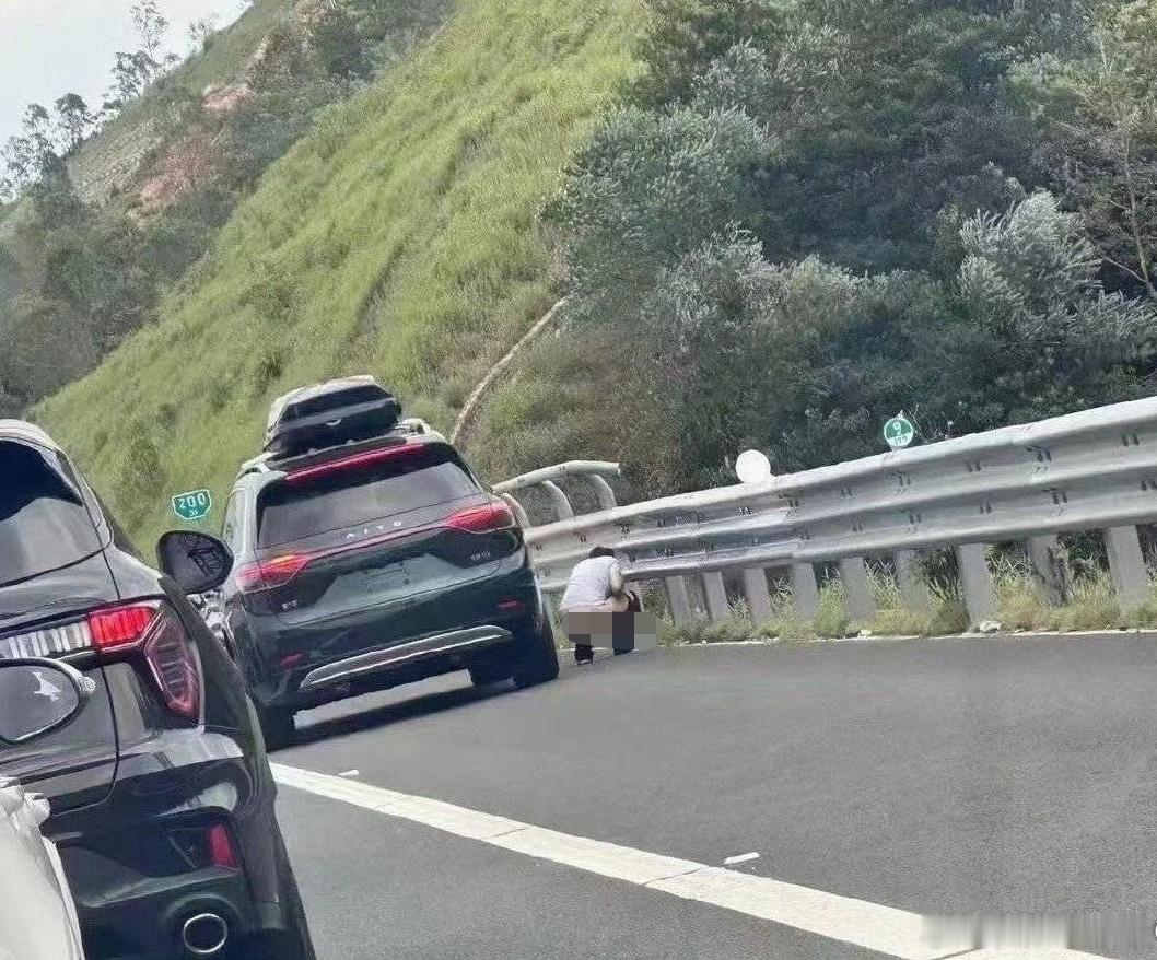 理解人有三急，不理解她这么直接…… ​​​