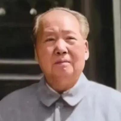 1975 年深秋的中南海菊香书屋，82 岁的毛主席用指节轻叩着黄花梨书桌，窗外的
