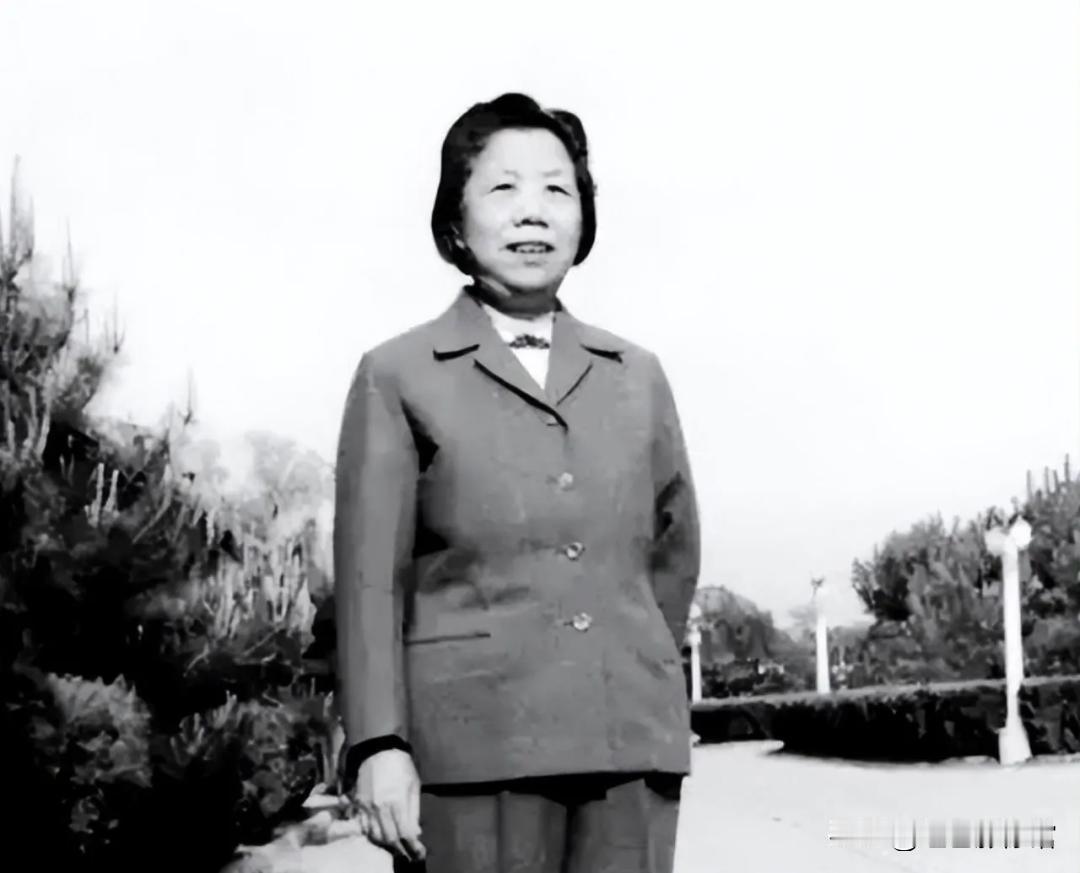 邓颖超常说：
“人总是要死的，
但精神万岁。”
她和周恩来总理一样
都是
“从不