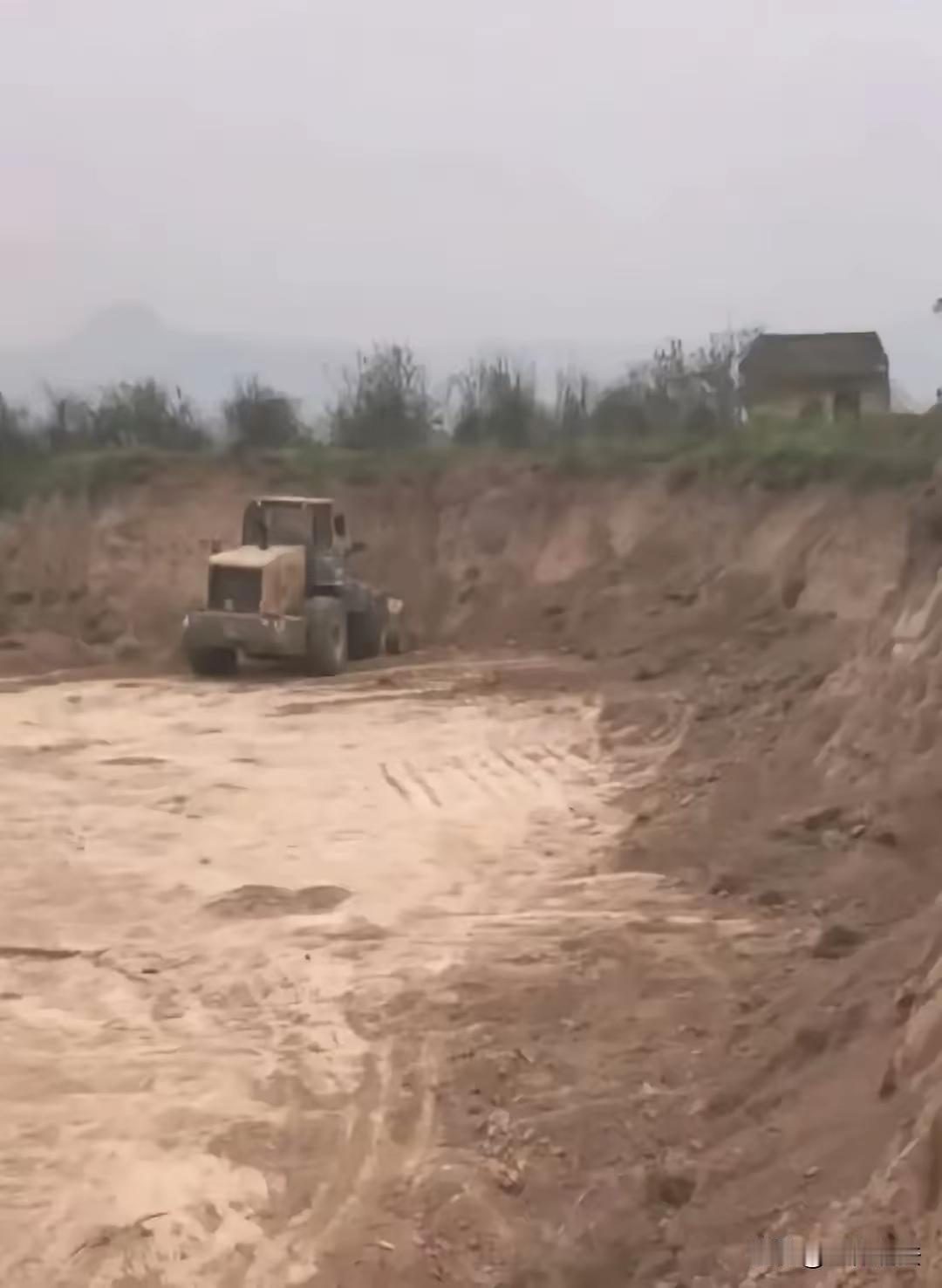 “免费用土，只收机械费”？陕西咸阳农田被挖出3600方土，执法部门却说卖的是“服