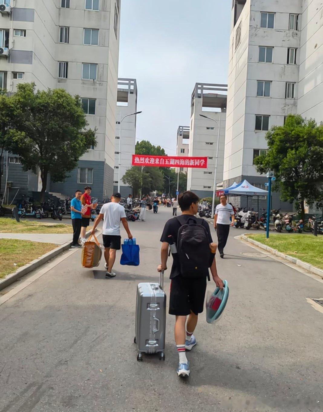 这才是大学开学该有的待遇别的学校把迎新的细节拉满，全程引导协助新生办理入校各项手
