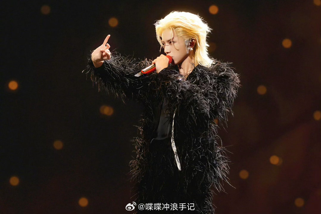 华晨宇演唱会草坪赛事级别 连夜安排高标准草坪材料，只为尽可能减少雨天泥泞对观演的