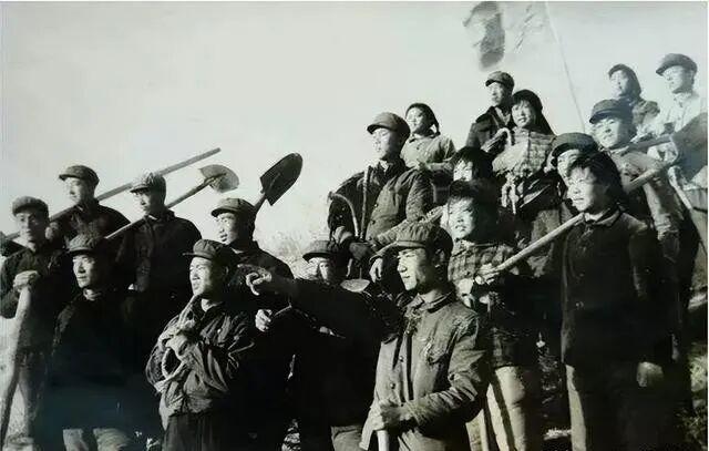 过去
我们人穷志不短

建国初期，物质上一穷二白、百废待兴，日子苦、底子薄
但那