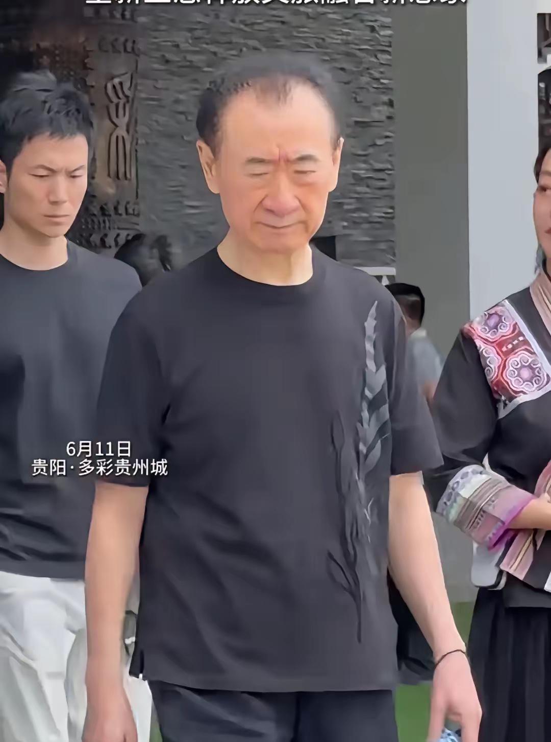 71岁的王健林贵州考察，他穿一件7000块的爱马仕T恤，整个人看上去，确实和当年