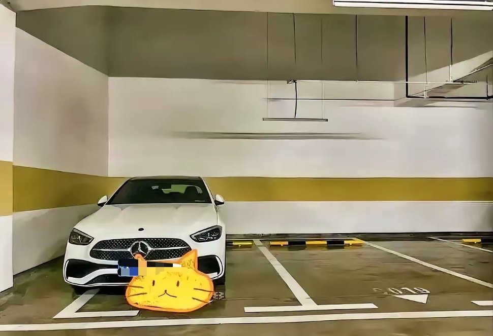 我就想不明白，我每次开车回家，为什么这白车非要往墙上靠，难道是怕我碰到他离我远点