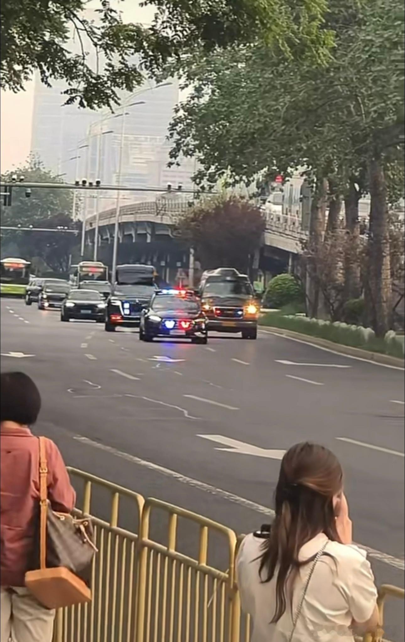仔细看了一下，欢迎特朗普的庞大礼宾车队中，引领的头车是新款奔驰E-Class，其
