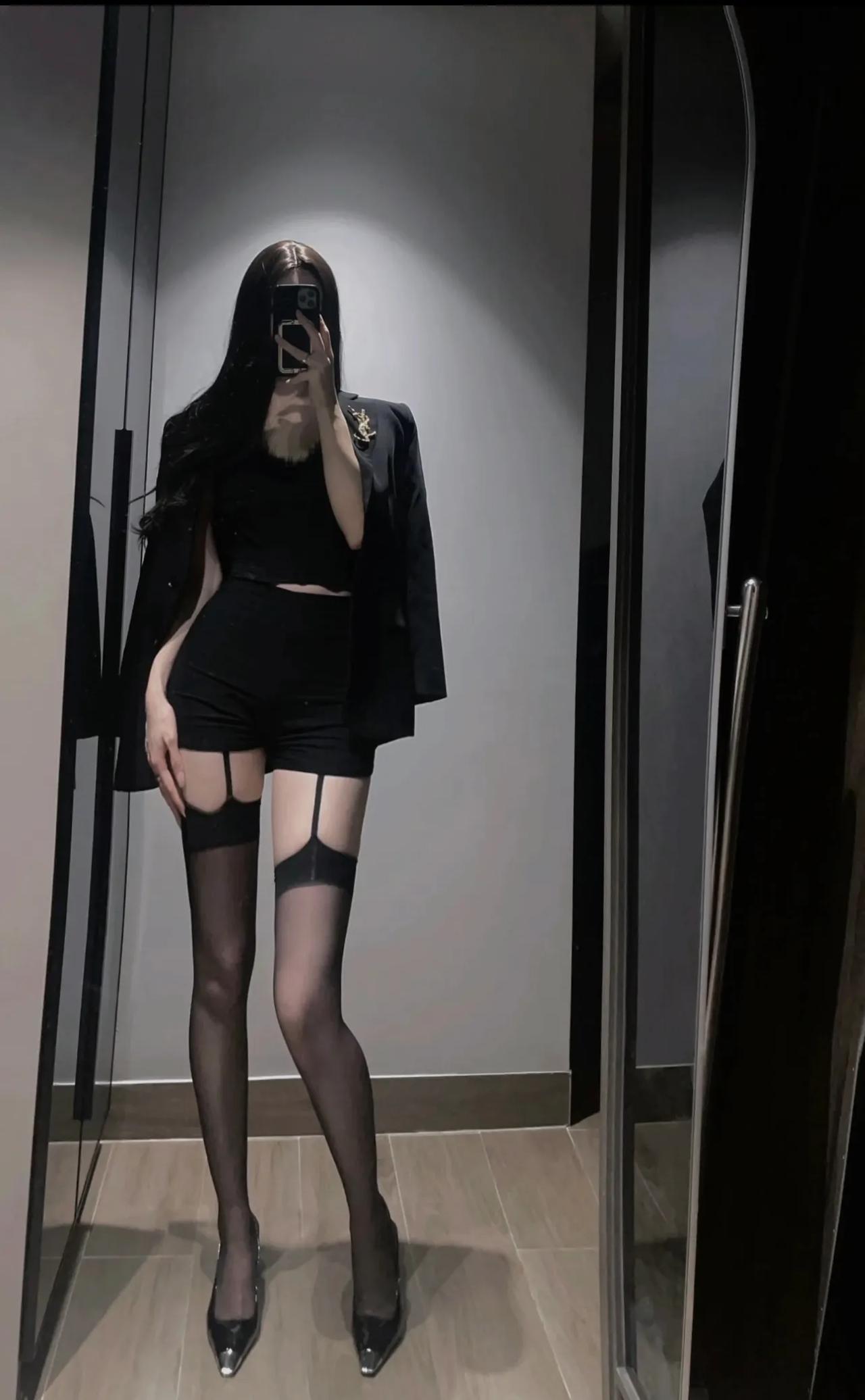 今天拍摄完了回酒店，又有一位美女来谈合作，各方面条件还不错，有当网红的潜质，但是