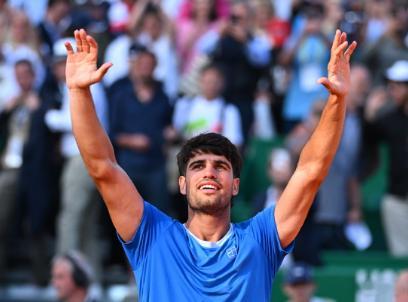 阿尔卡拉斯三盘过关！ATP ATP蒙特卡洛大师赛第三轮，卫冕冠军阿尔卡拉斯首盘速