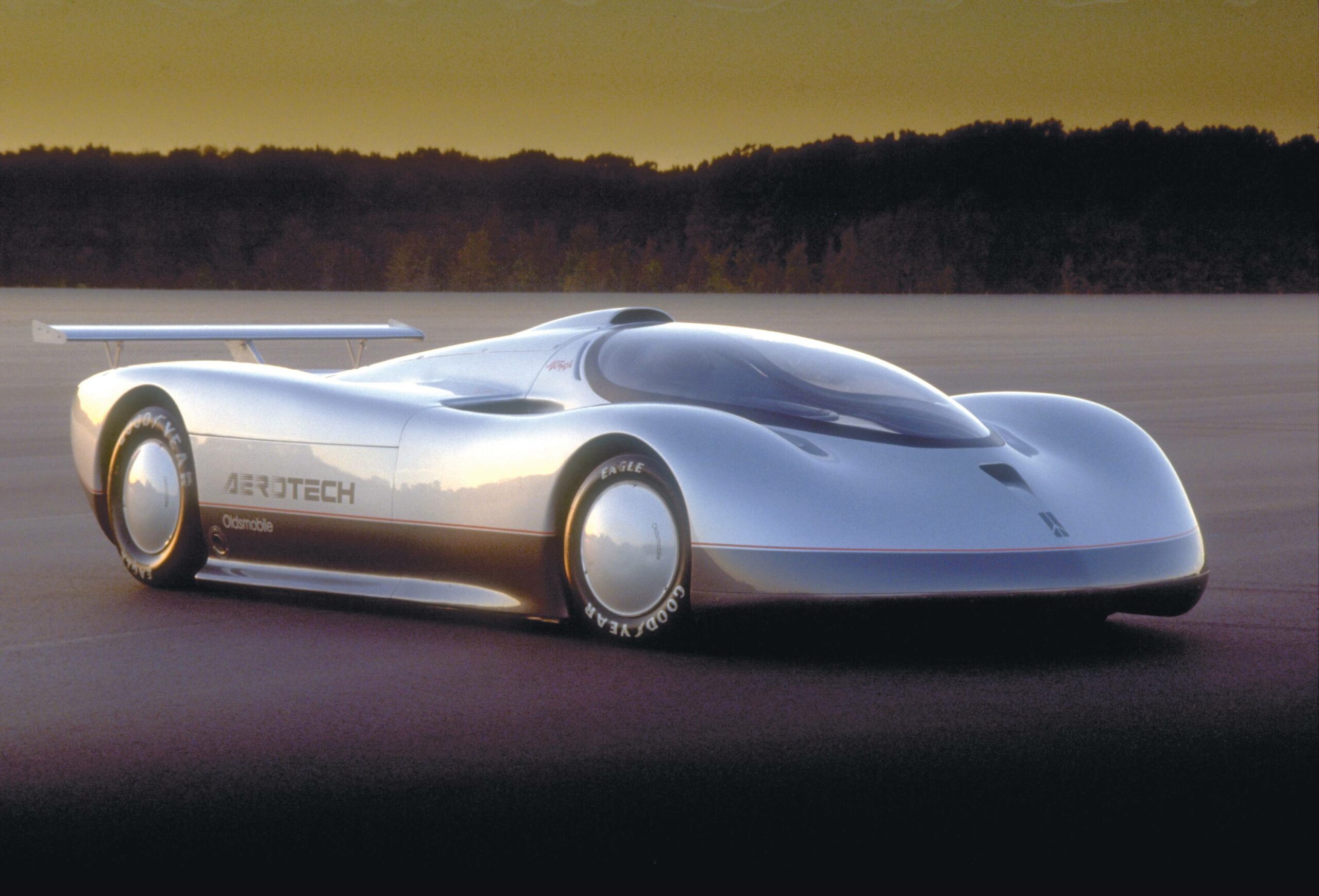 之前400俱乐部那集节目里漏了一辆车：奥兹莫比尔Aerotech。1987年，由