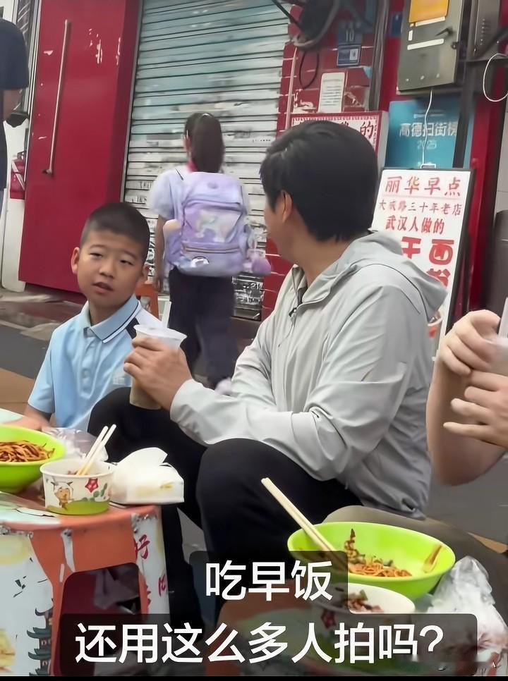 她是全网唯一个不屌千亿大佬，鄙视那些跟拍蹭流量博主的小学生。

近日，武汉街头，