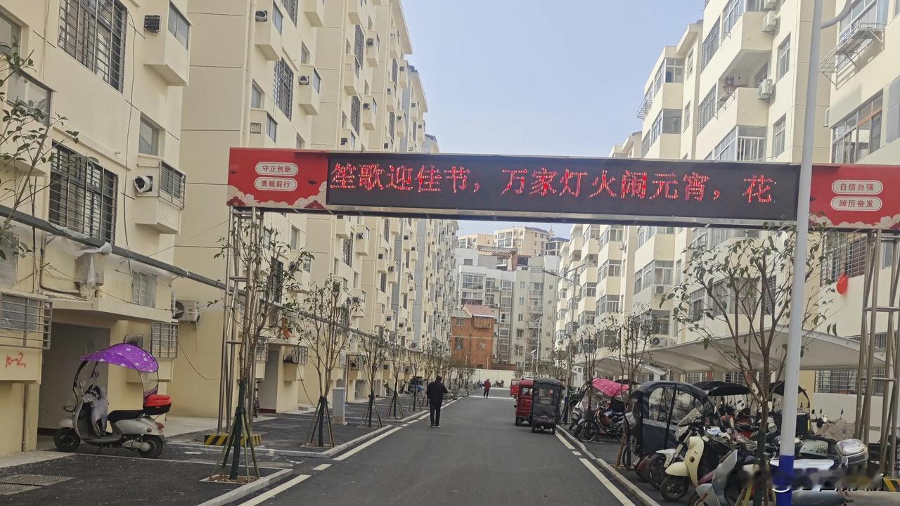 庆元宵。千首颂歌辞旧岁，万家灯火闹元宵。花好月圆人团圆，岁岁年年都平安。
欢迎友