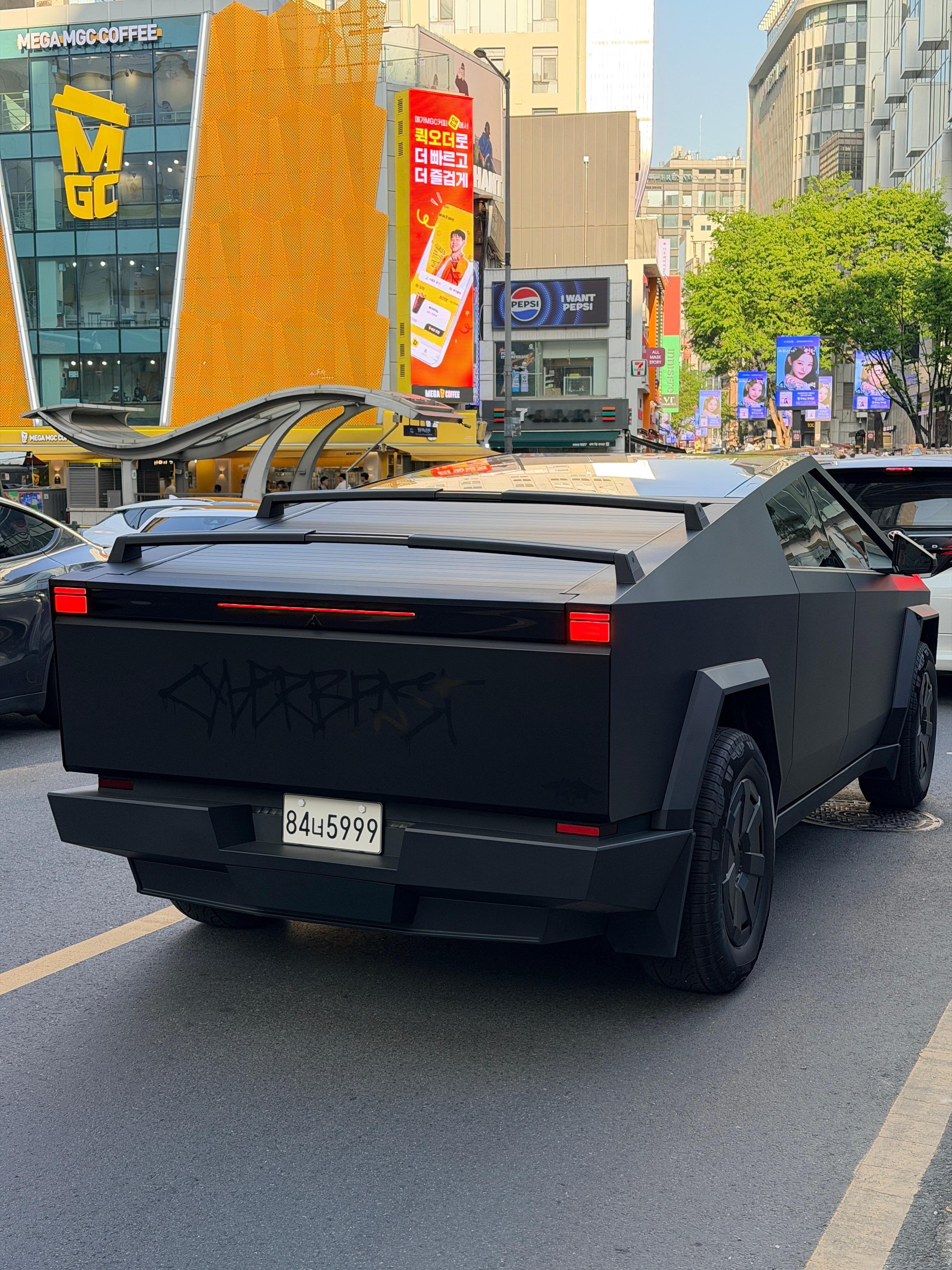 在明洞逛街，偶遇一台哑光黑色的特斯拉Cybertruck，有点被帅到配上韩国的白