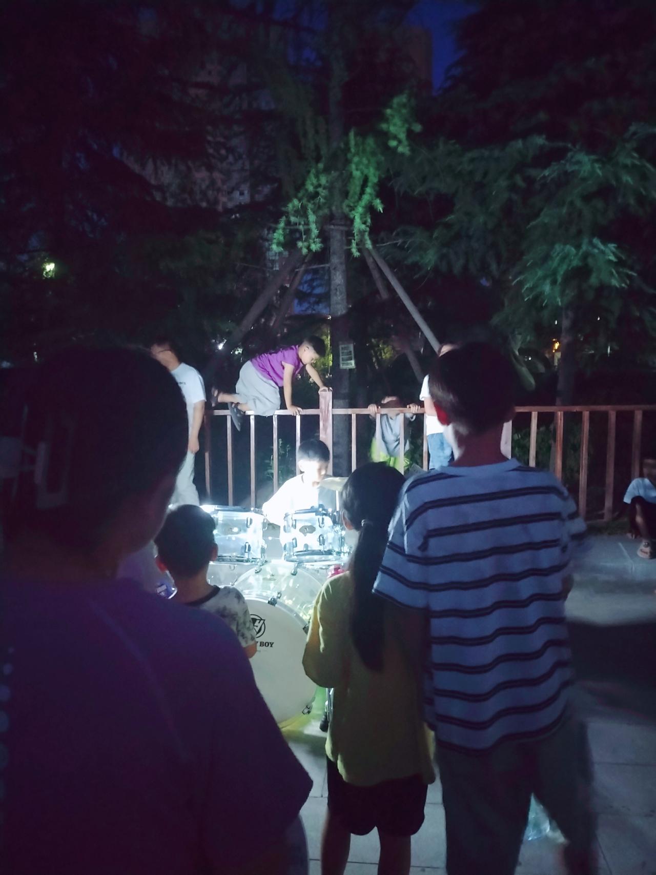 吃过晚饭去公园散步，在沈丘千字文文化公园广场，看到热闹非凡的公园场景，拿起手机，