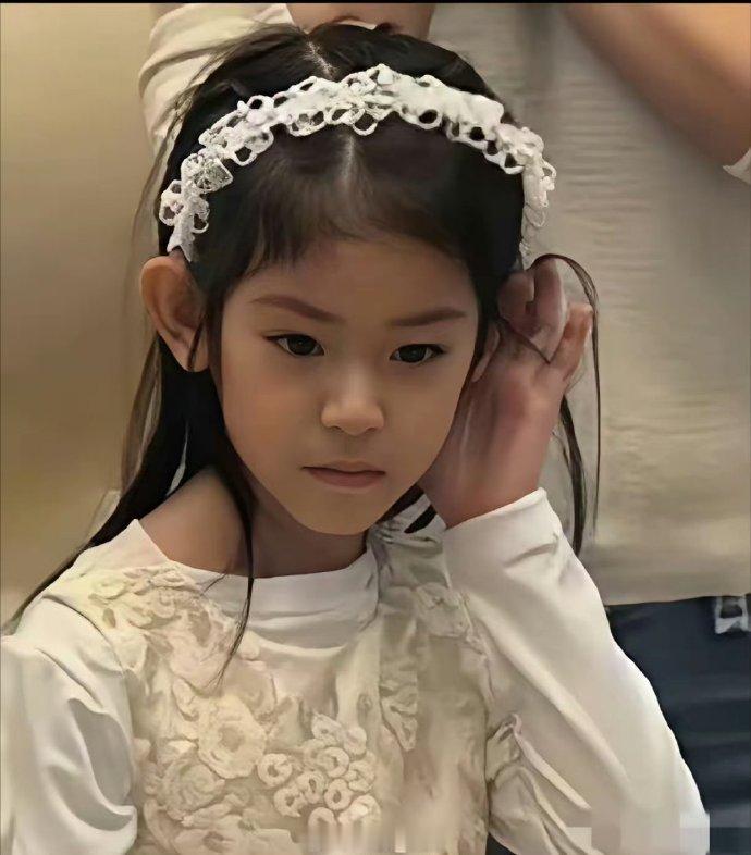 我丢，林心如的女儿看着好像缩小版的爸爸霍建华，这基因太好了吧，真的是太漂亮了 