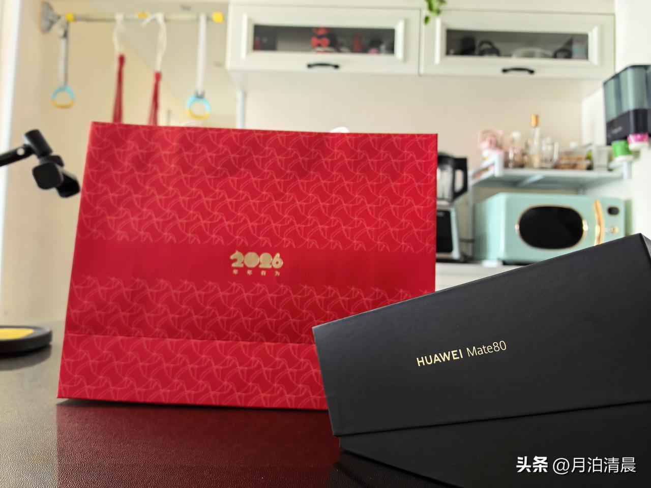 用了6年的荣耀V30终于退岗待业了，不是它不能用了，而且媳妇用我的信用卡给我买了