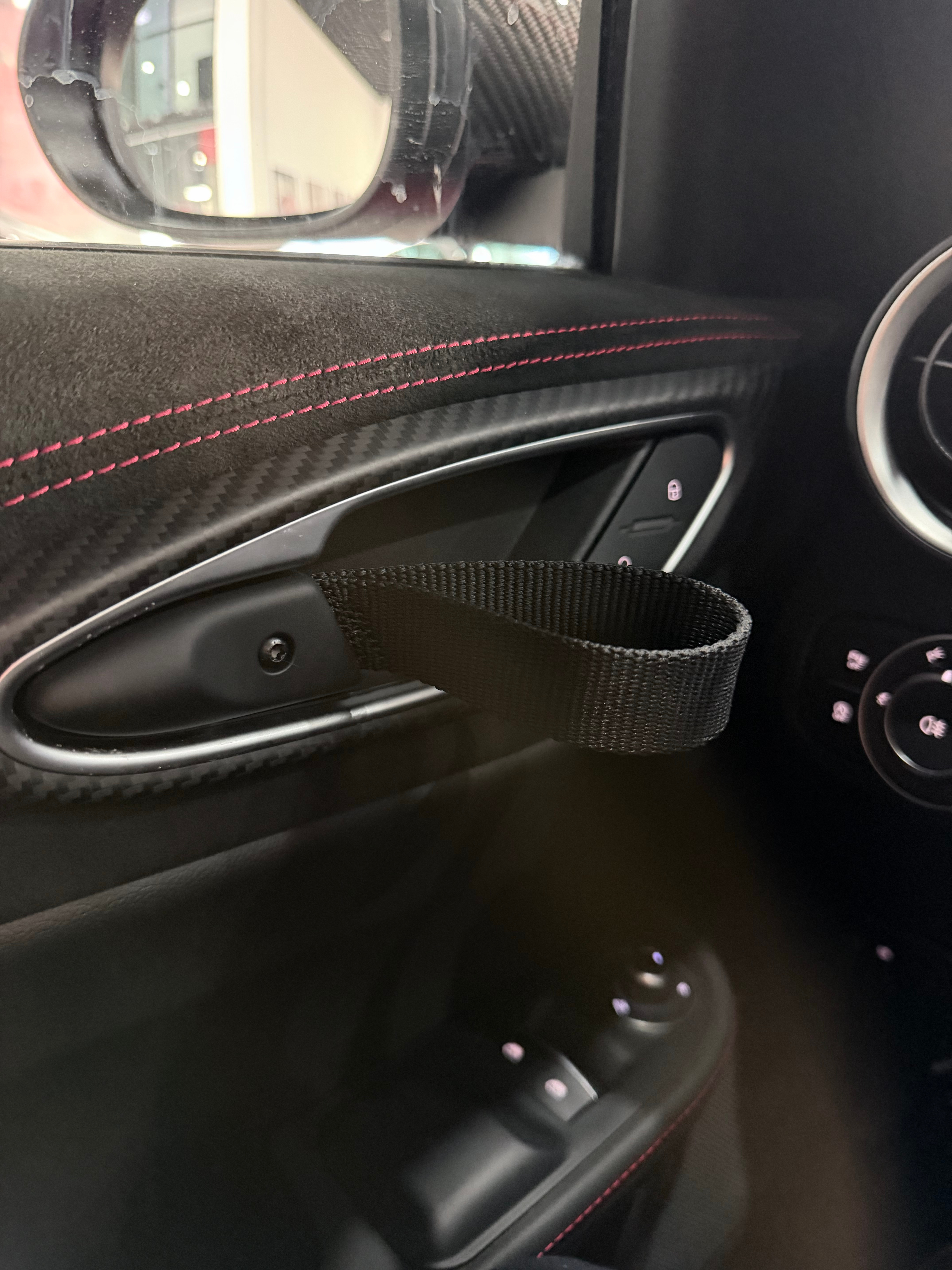 亢岳一直在我旁边夸这个GTAm很厉害噼里啪啦的叨叨一堆他几个意思？ 