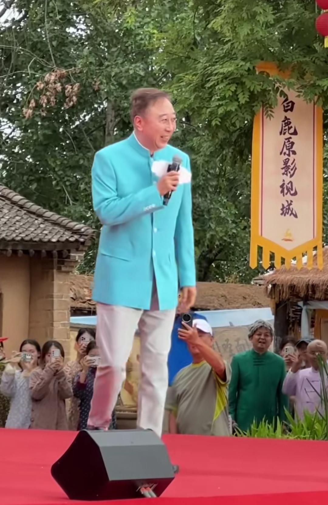 冯巩来到了西安白鹿原影视城，受到了当地人民的热烈欢迎。此次活动属于“艺术下乡”活