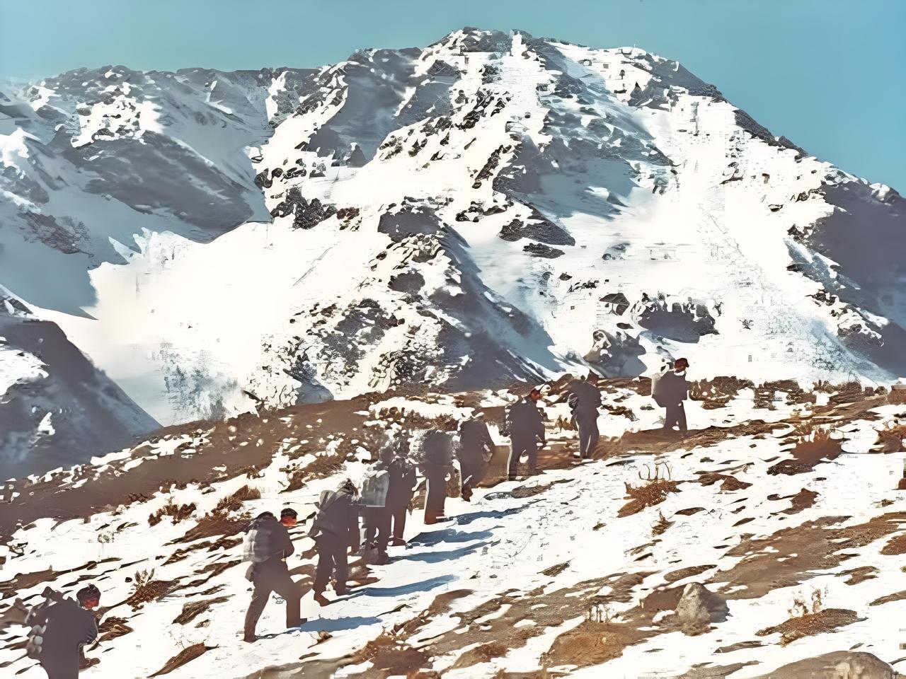 这张照片呈现的是红军长征时经过川康边界夹金山的场景。画面中，巍峨的夹金山被皑皑白