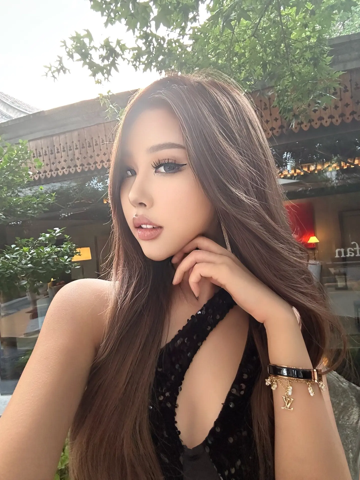 幸福是一只难以捕捉的蝴蝶 但如果你安静的坐在那里 也许它会落在你的手上