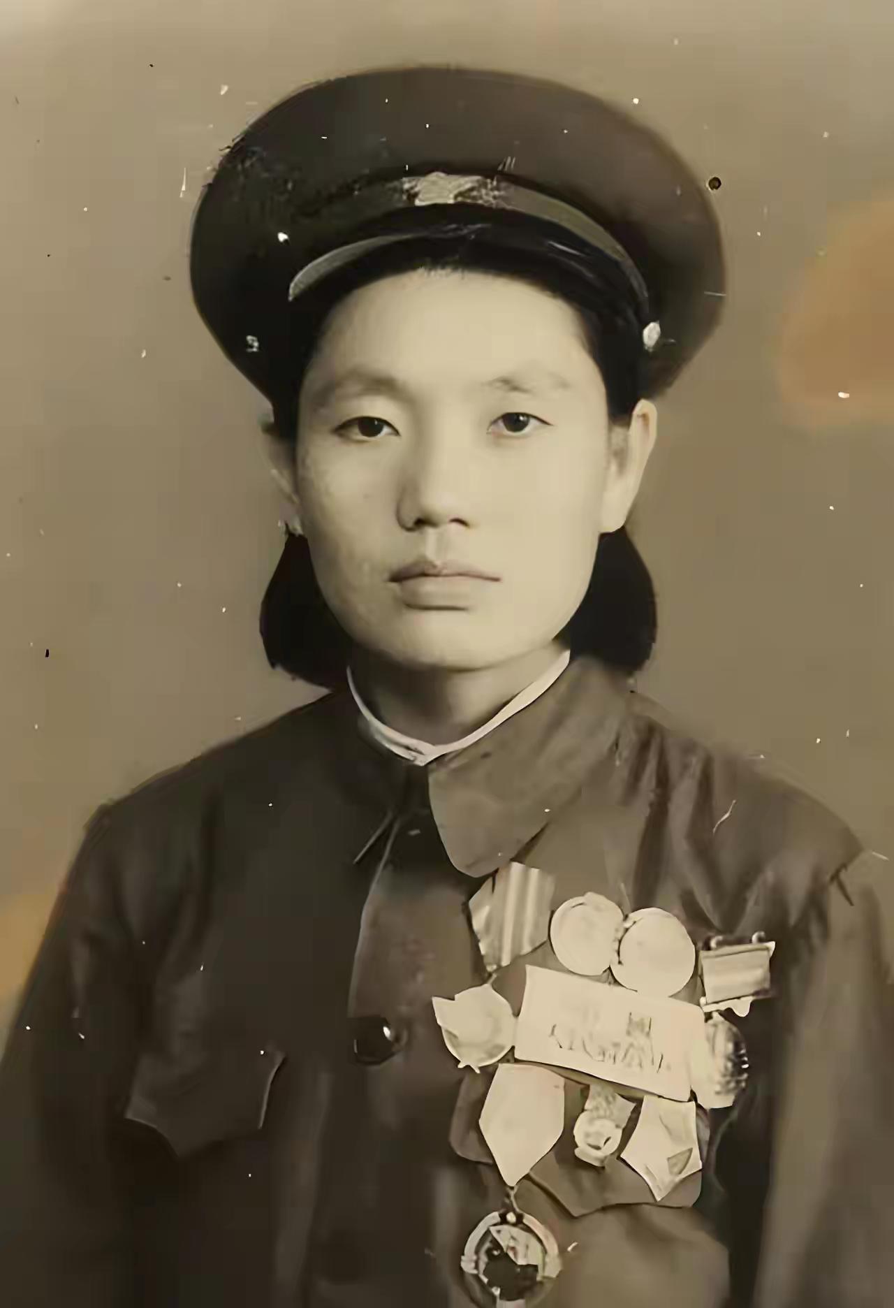 杨金莲，藏名板登卓，四川阿坝藏族女红军，长征中年龄最长的女战士，享年102岁 。