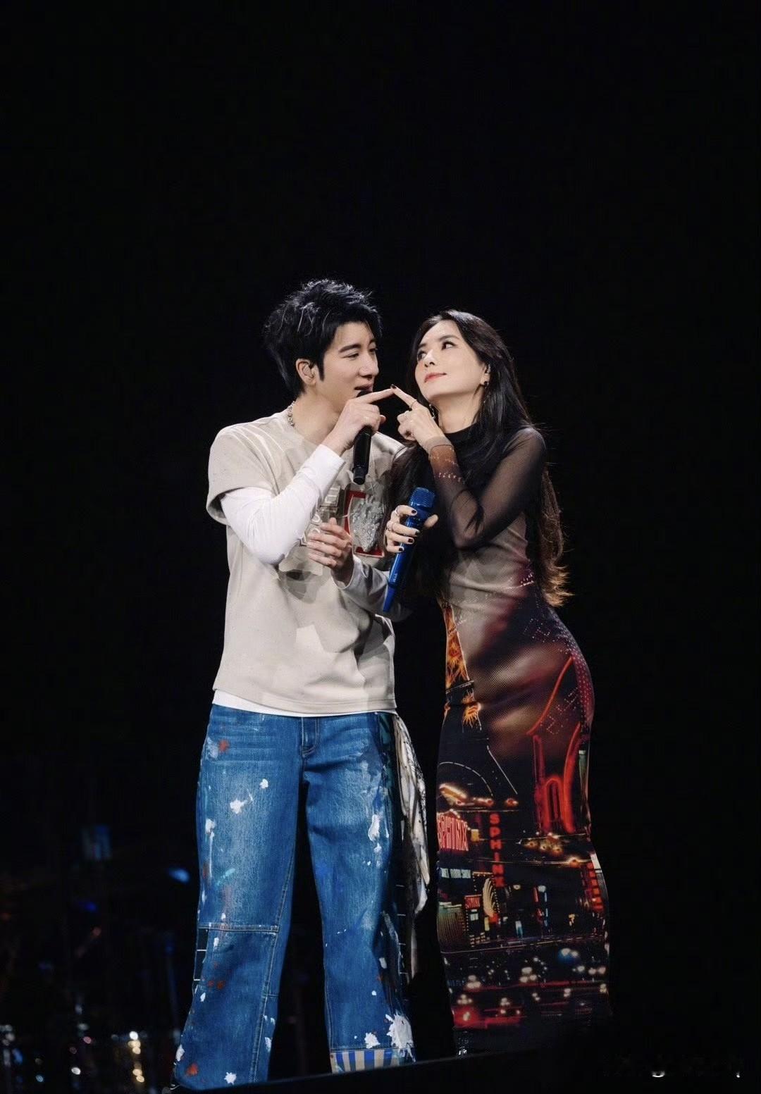 Ella当王力宏演唱会嘉宾，两人互相演唱了对方的歌曲。有这么活泼开朗的Ella助