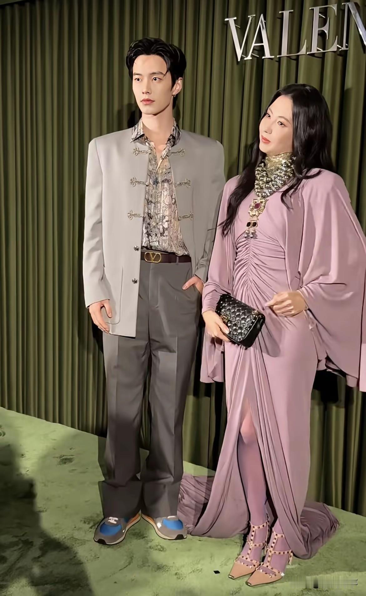 连张柏芝也难以驾驭？一套礼服翻车，惊艳女神也踩雷。镜头下，张柏芝一袭长款紫色套装
