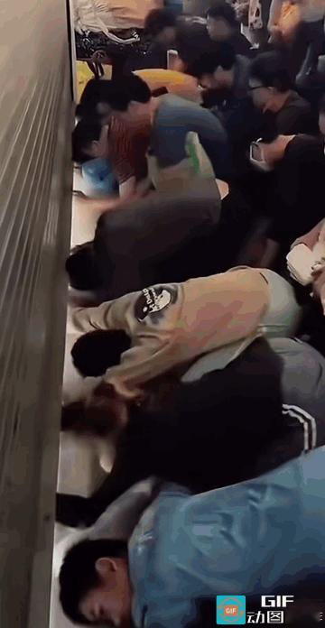 蜡笔小新里的场景重现

日本人去超市抢购特价商品

他们跪在地上等待超市的卷闸门