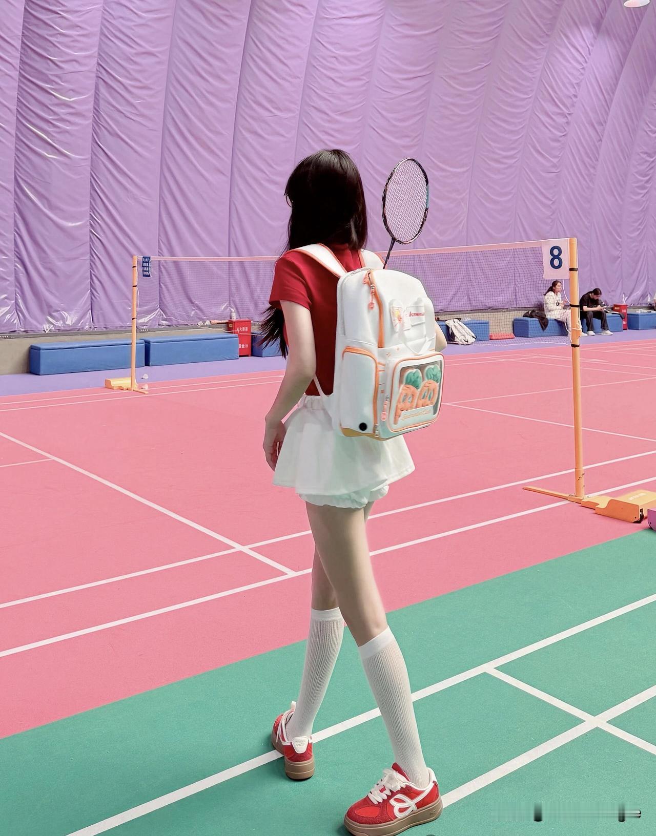 青春活力，挥拍击球，运动少女，球场上的快乐时光！🏸💖