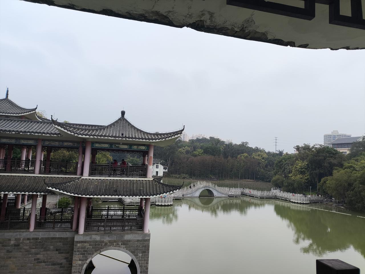 2000年左右以前来华的外国人，
相对来说素质和学历都比较高。
因为我当时大学的